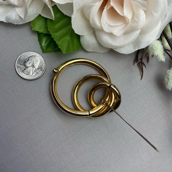 Circle hoop Gold Tone Brooch - Picture 6 of 10